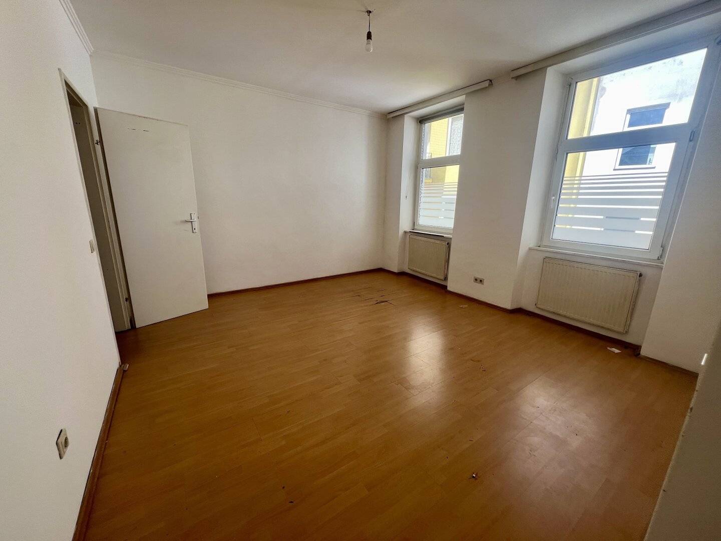 Schnäppchen! Sanierungsbedürftige 2,5 Zimmer Wohnung im 2.ten Liftstock