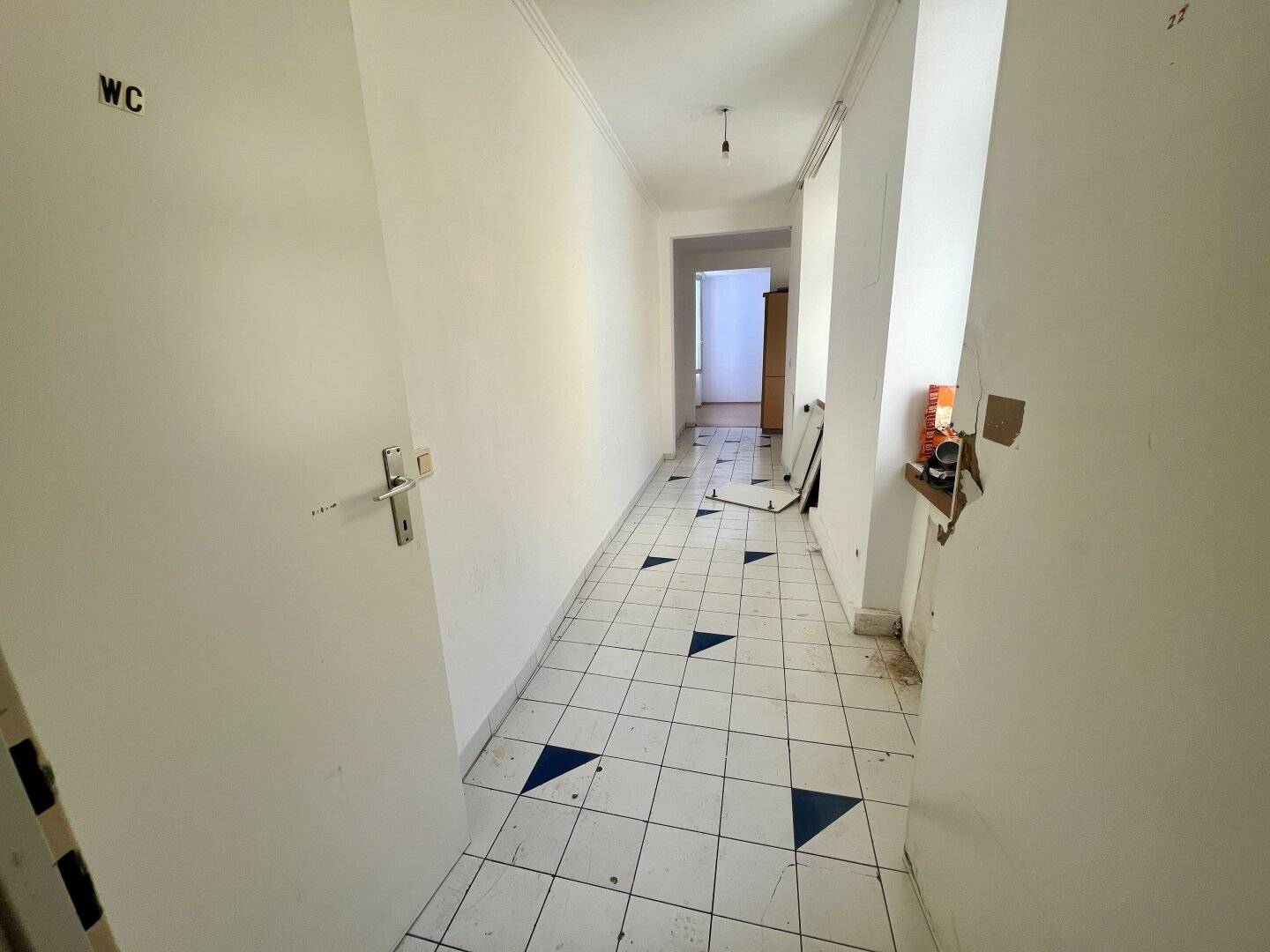 Schnäppchen! Sanierungsbedürftige 2,5 Zimmer Wohnung im 2.ten Liftstock