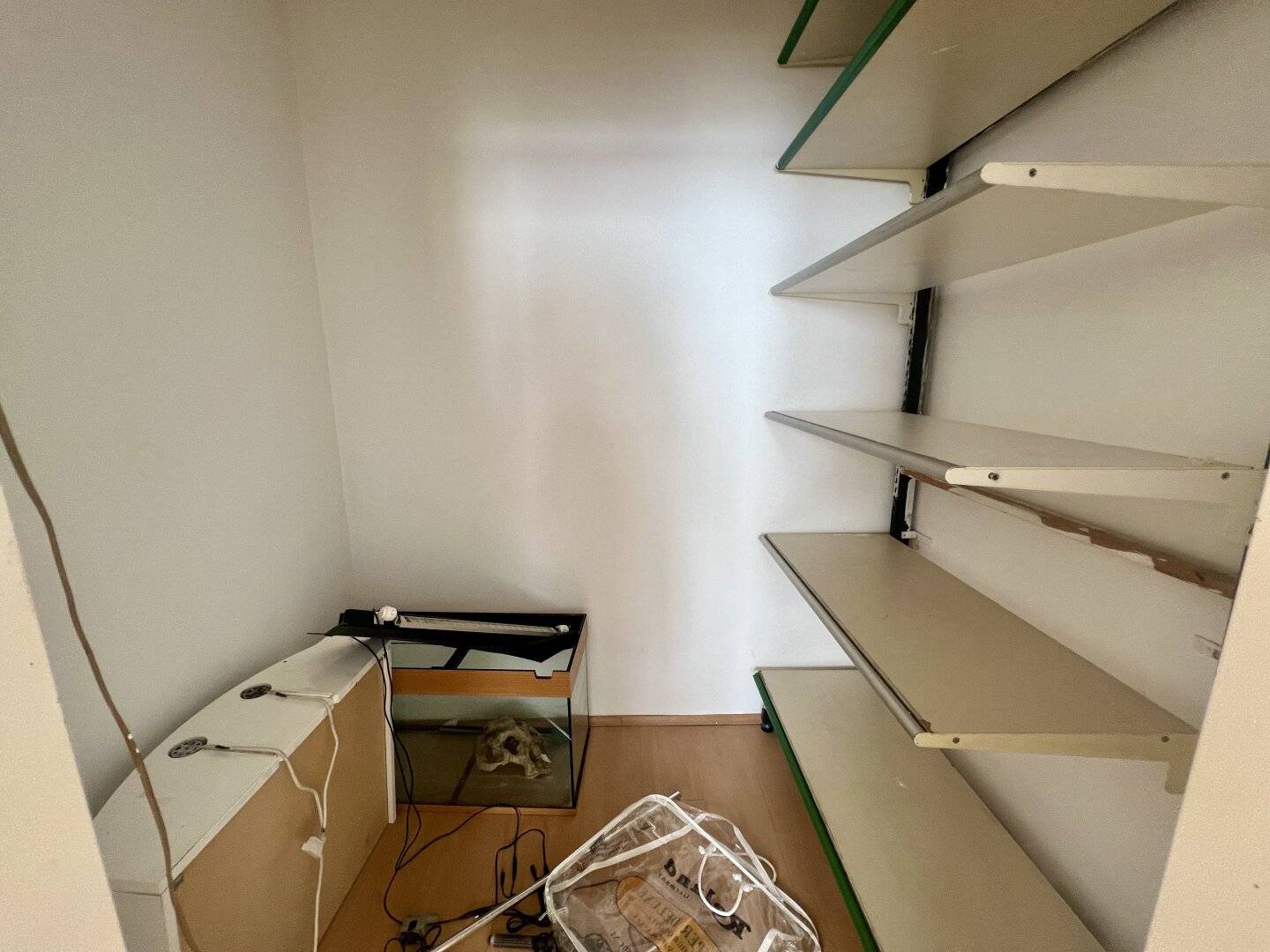Schnäppchen! Sanierungsbedürftige 2,5 Zimmer Wohnung im 2.ten Liftstock