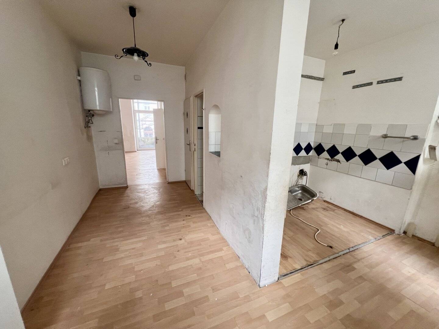 WG-tauglich! 3,5 - Zimmer Wohnung mit Balkon! Im 2.ten Liftstock - 2-3 getrennte Schlafzimmer möglich!