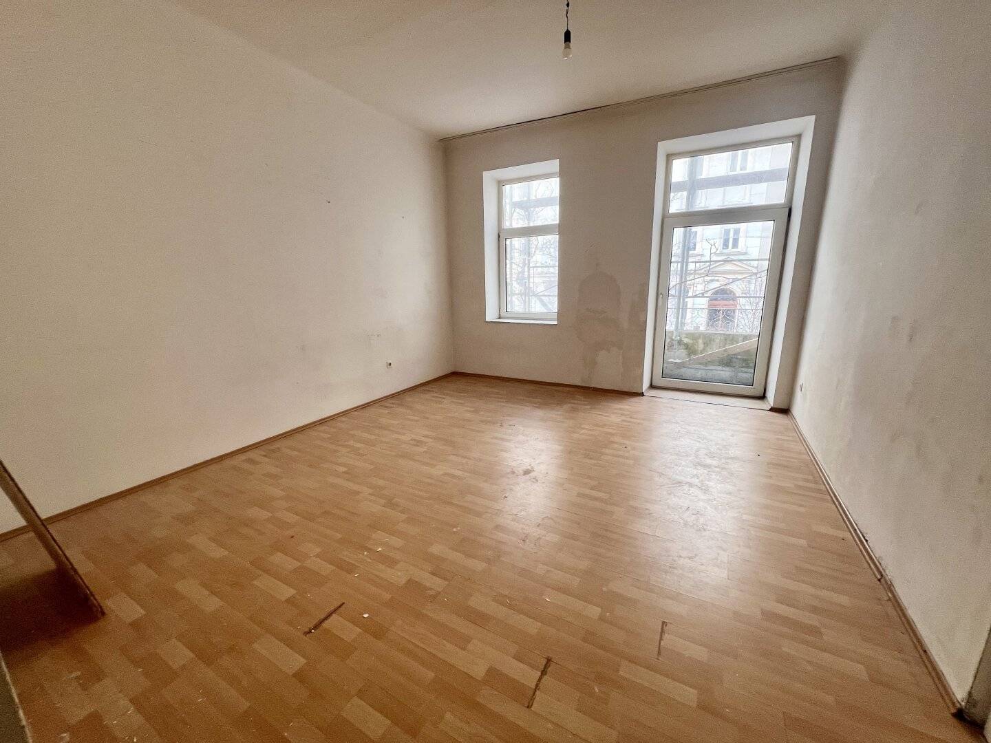 WG-tauglich! 3,5 - Zimmer Wohnung mit Balkon! Im 2.ten Liftstock - 2-3 getrennte Schlafzimmer möglich!