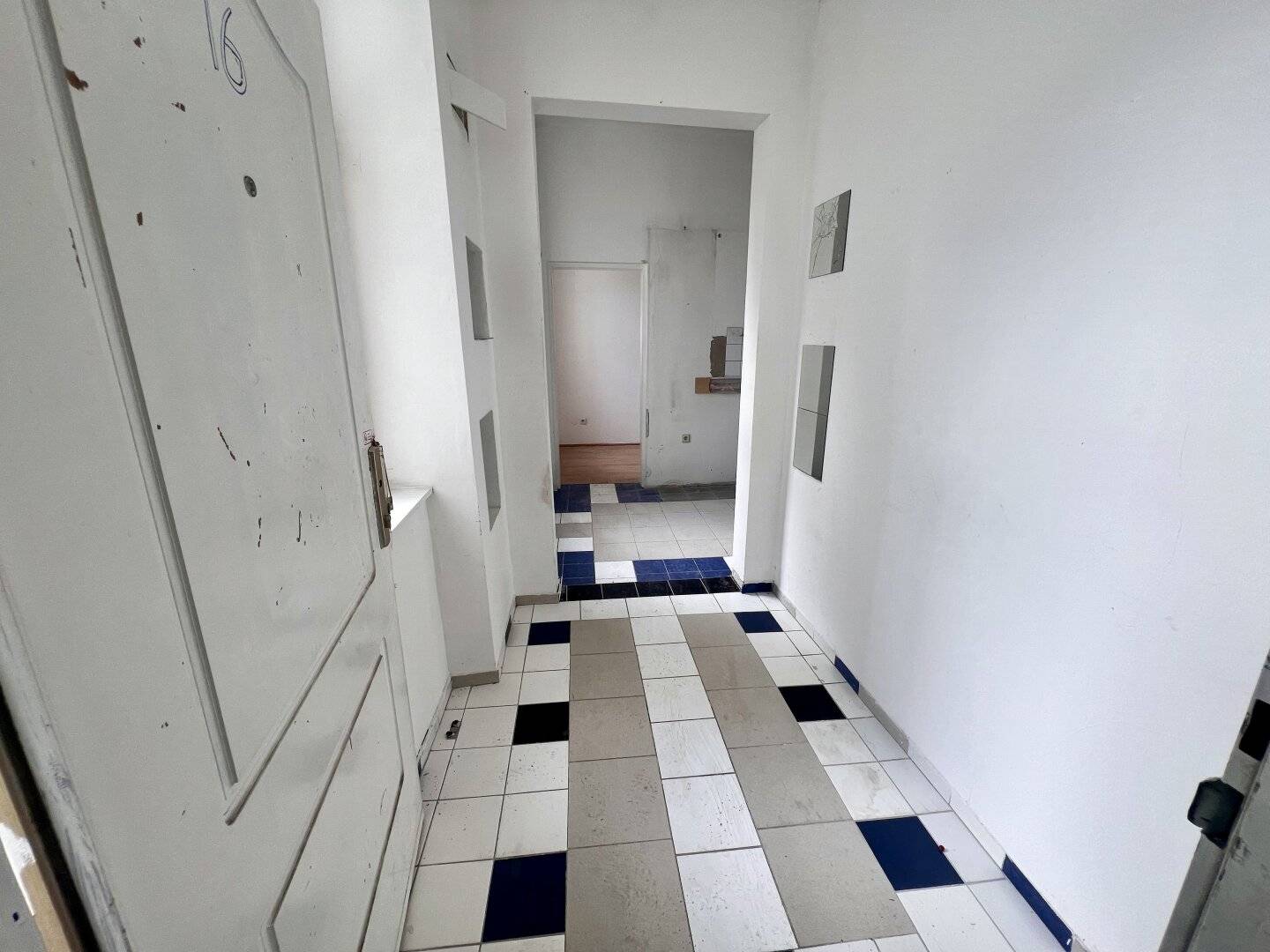 Günstige 2,5 - Zimmer Wohnung im 2.ten Liftstock - WG-tauglich!