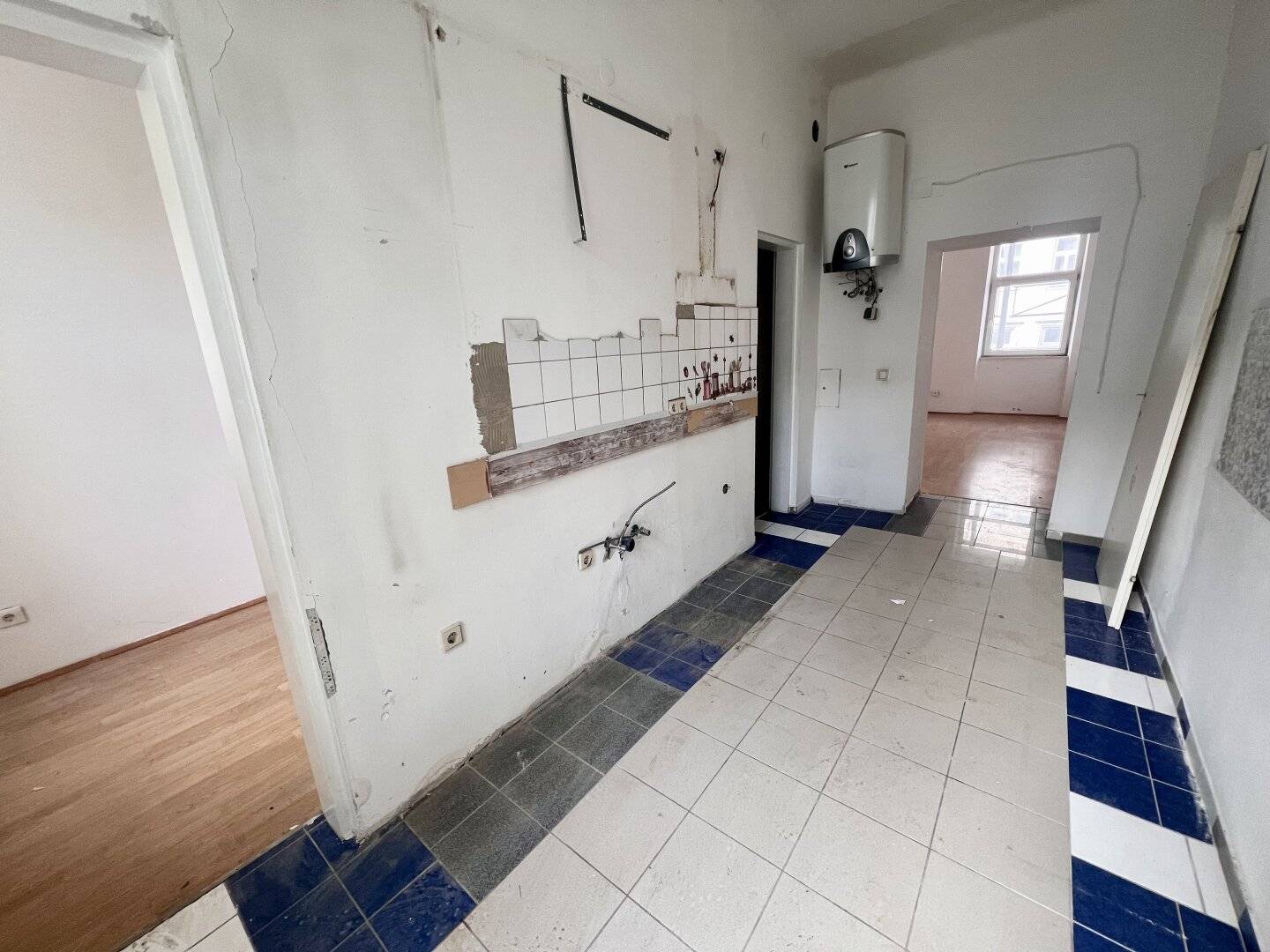 Günstige 2,5 - Zimmer Wohnung im 2.ten Liftstock - WG-tauglich!