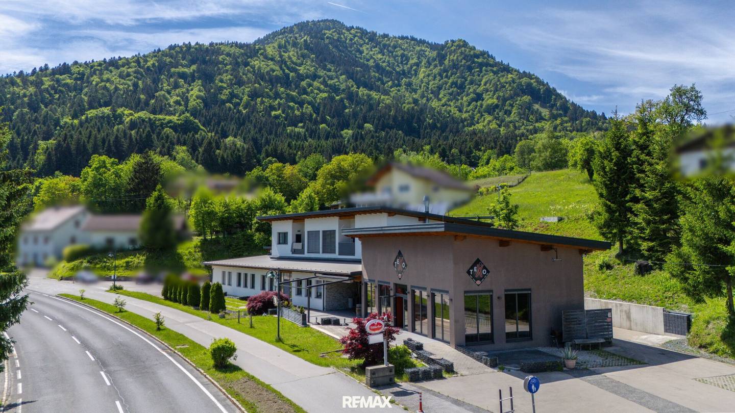 Vielseitige Gewerbeimmobilie mit Gastronomie, Gewerbeflächen & vermieteten Wohnungen nahe der italienischen Grenze