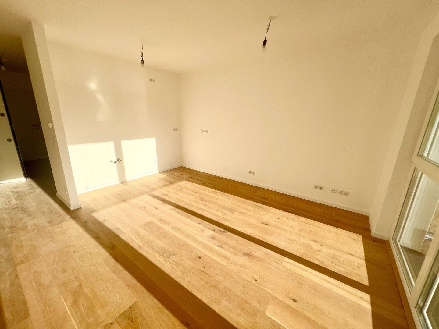 Erstbezug in unmittelbarer Nähe zur U1! Tolle 3 Zimmer Balkonwohnung mit Weitblick und hochwertiger Ausstattung!