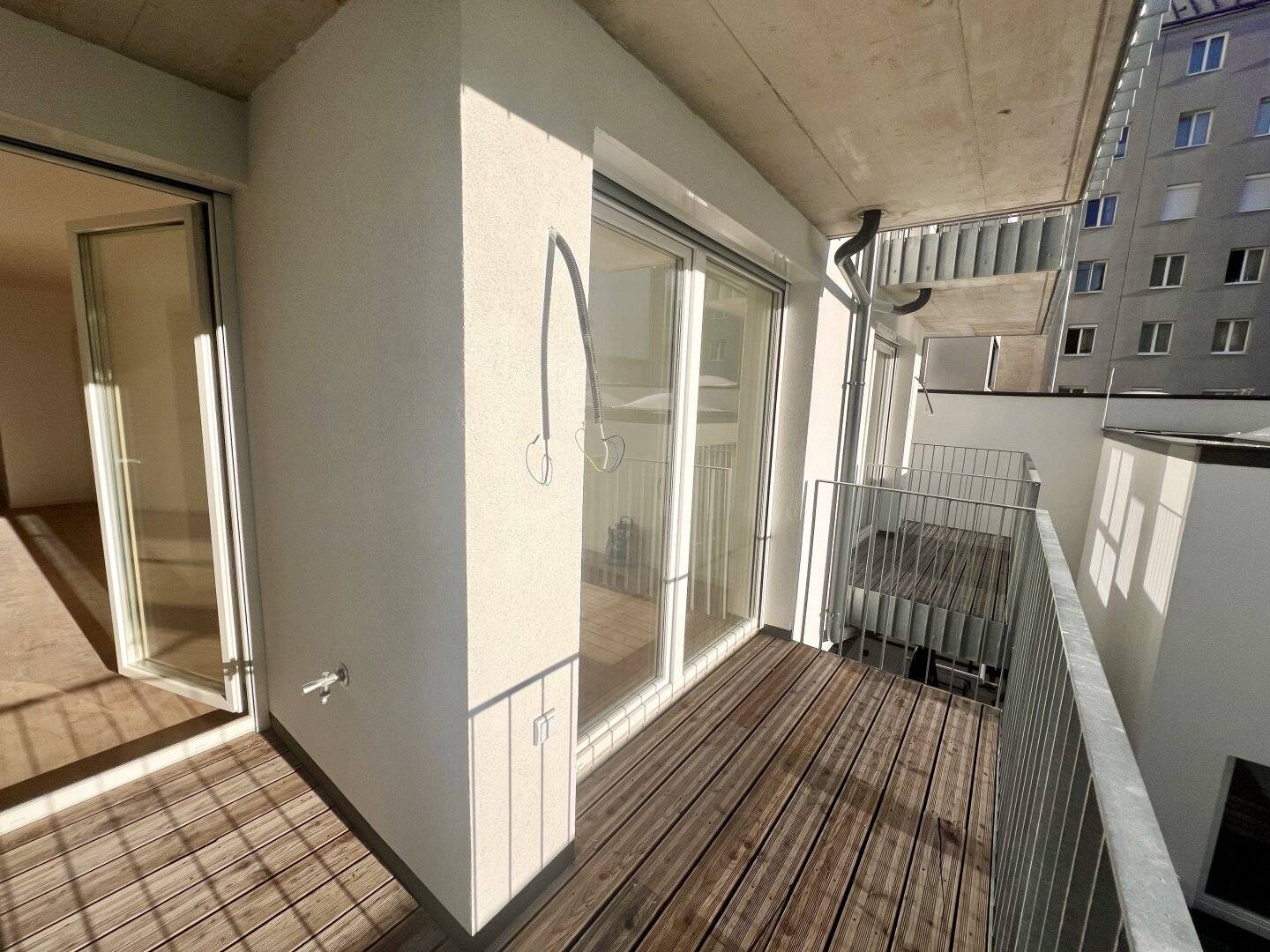 Erstbezug in unmittelbarer Nähe zur U1! Tolle 3 Zimmer Balkonwohnung mit Weitblick und hochwertiger Ausstattung!