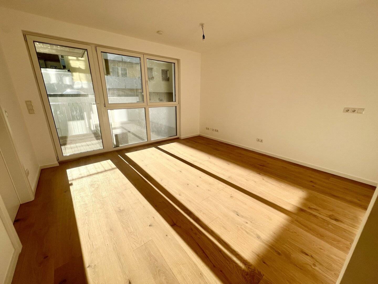 Erstbezug in unmittelbarer Nähe zur U1! Tolle 3 Zimmer Balkonwohnung mit Weitblick und hochwertiger Ausstattung!