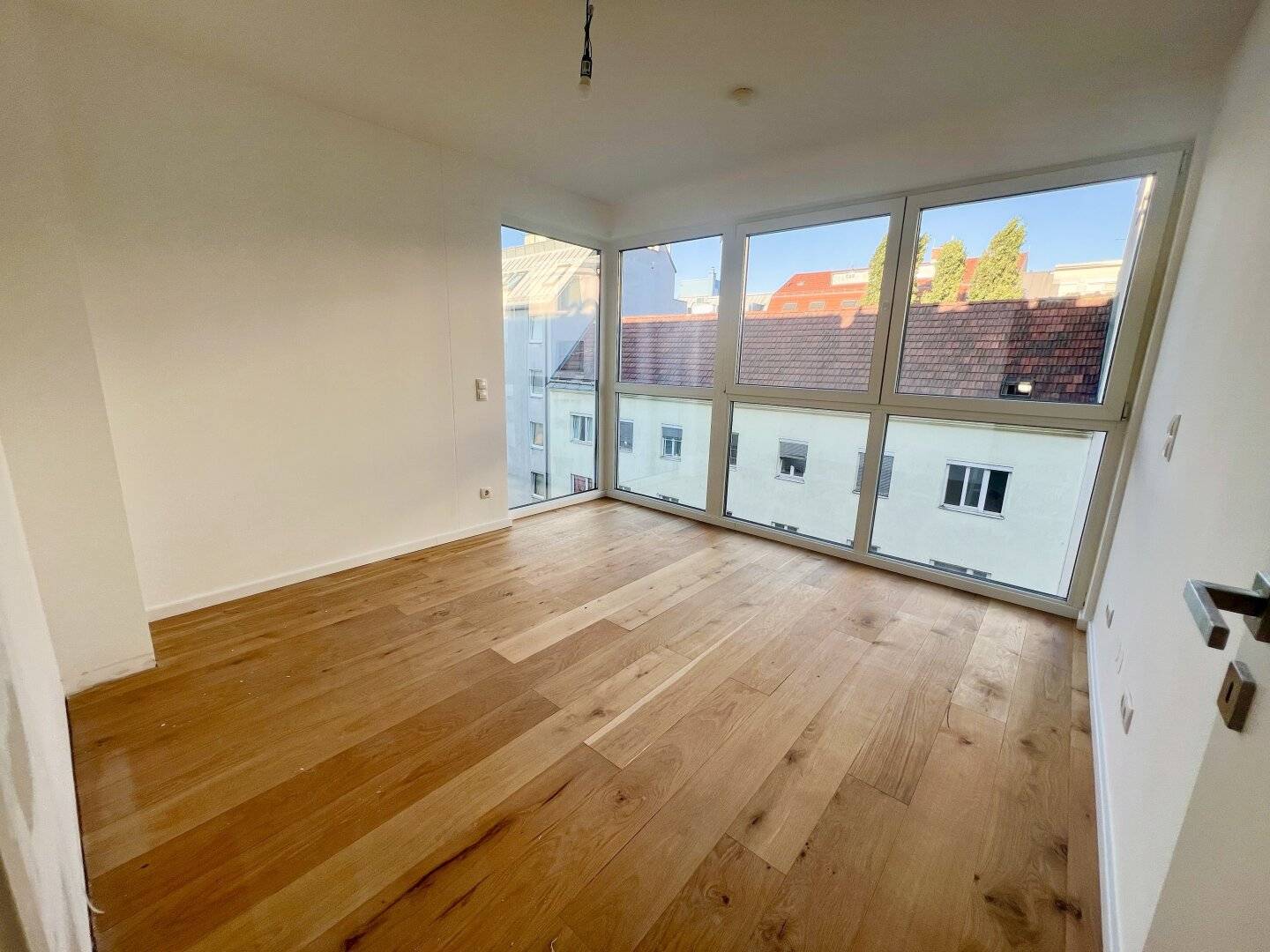 Erstbezug in unmittelbarer Nähe zur U1! Tolle 2 Zimmer Balkonwohnung (5. Liftgeschoss) mit Weitblick und hochwertiger Ausstattung!