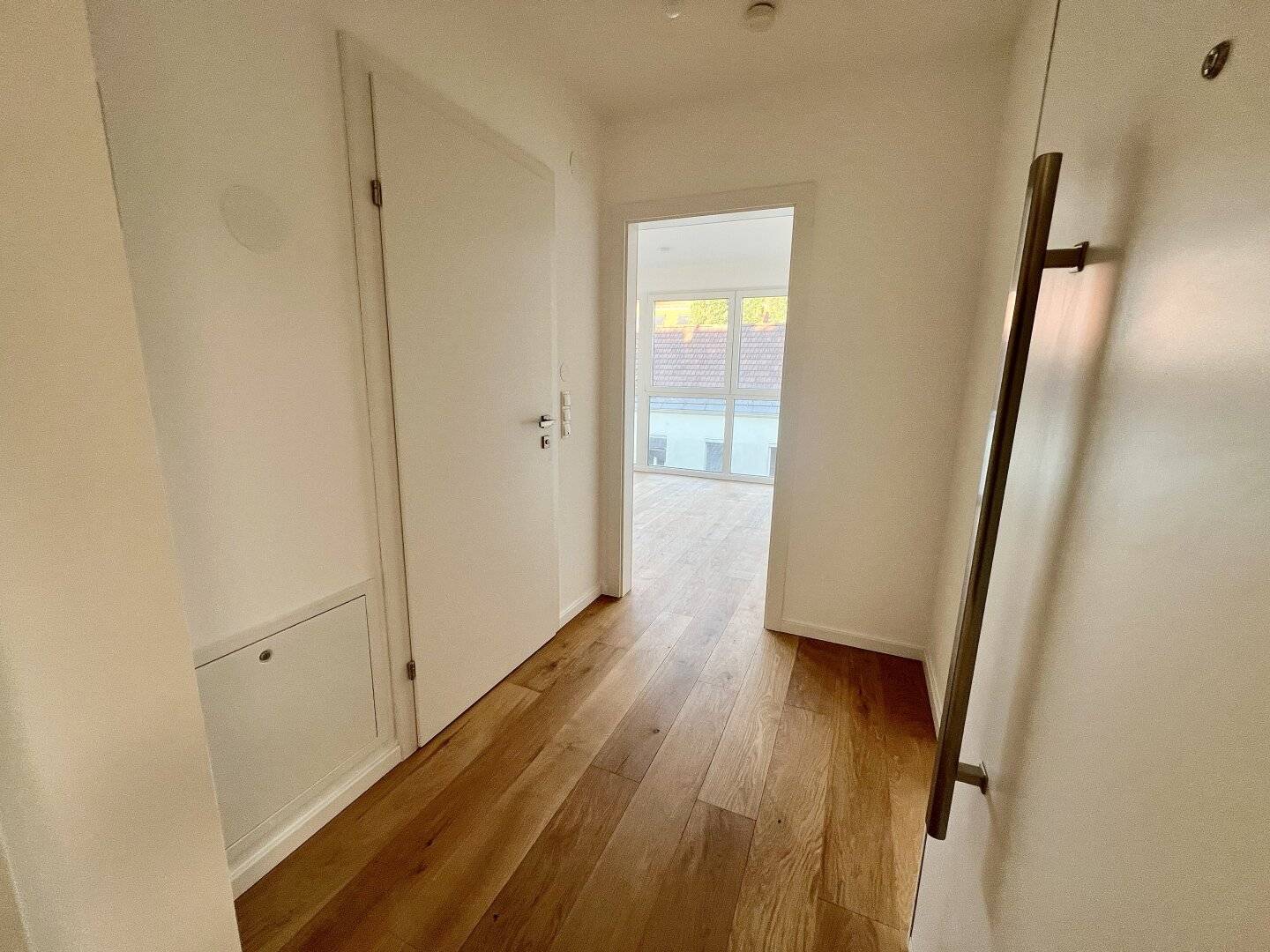 Erstbezug in unmittelbarer Nähe zur U1! Tolle 2 Zimmer Balkonwohnung (5. Liftgeschoss) mit Weitblick und hochwertiger Ausstattung!