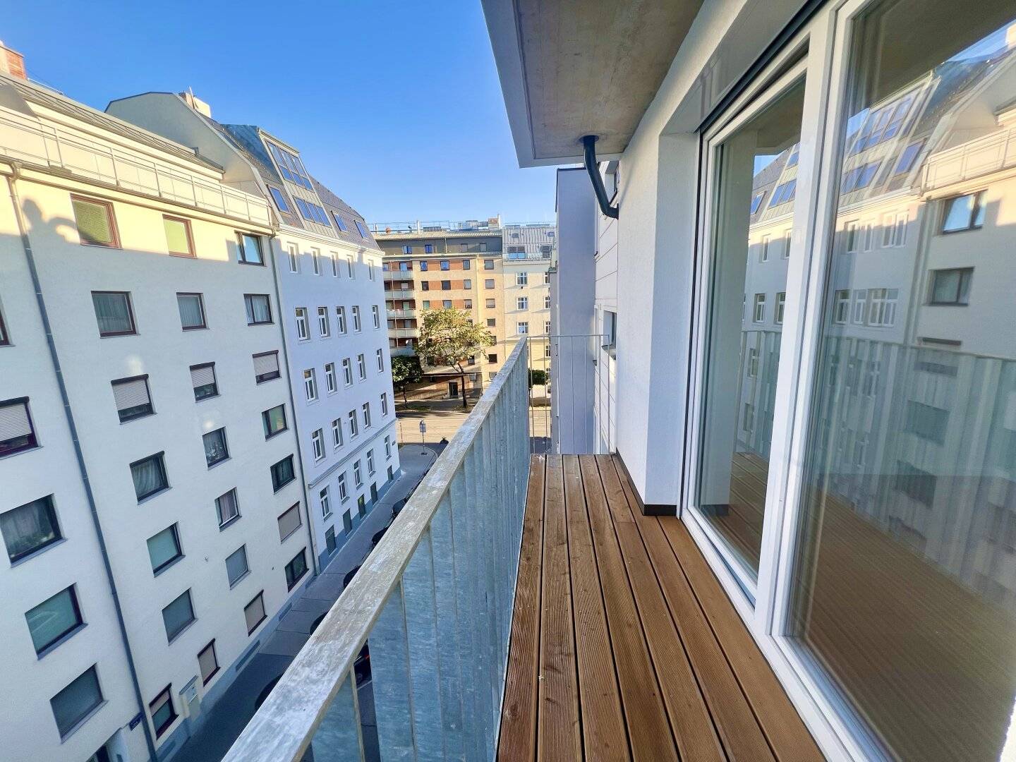 Erstbezug in unmittelbarer Nähe zur U1! Tolle 2 Zimmer Balkonwohnung (5. Liftgeschoss) mit Weitblick und hochwertiger Ausstattung!