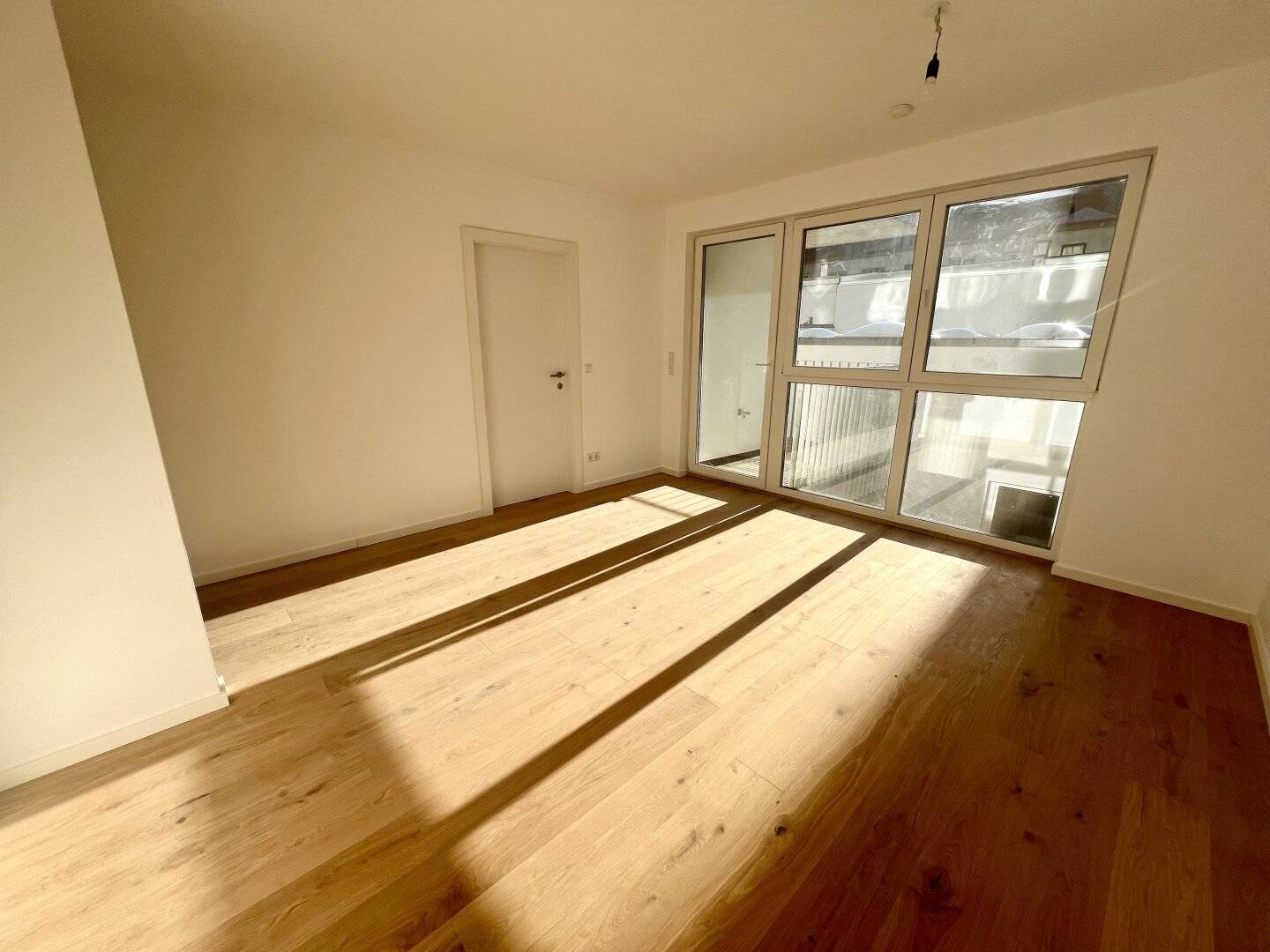 Erstbezug in unmittelbarer Nähe zur U1! Lichtdurchflutete 3 Zimmer Balkonwohnung (2. Liftgeschoss) mit Weitblick und hochwertiger Ausstattung!