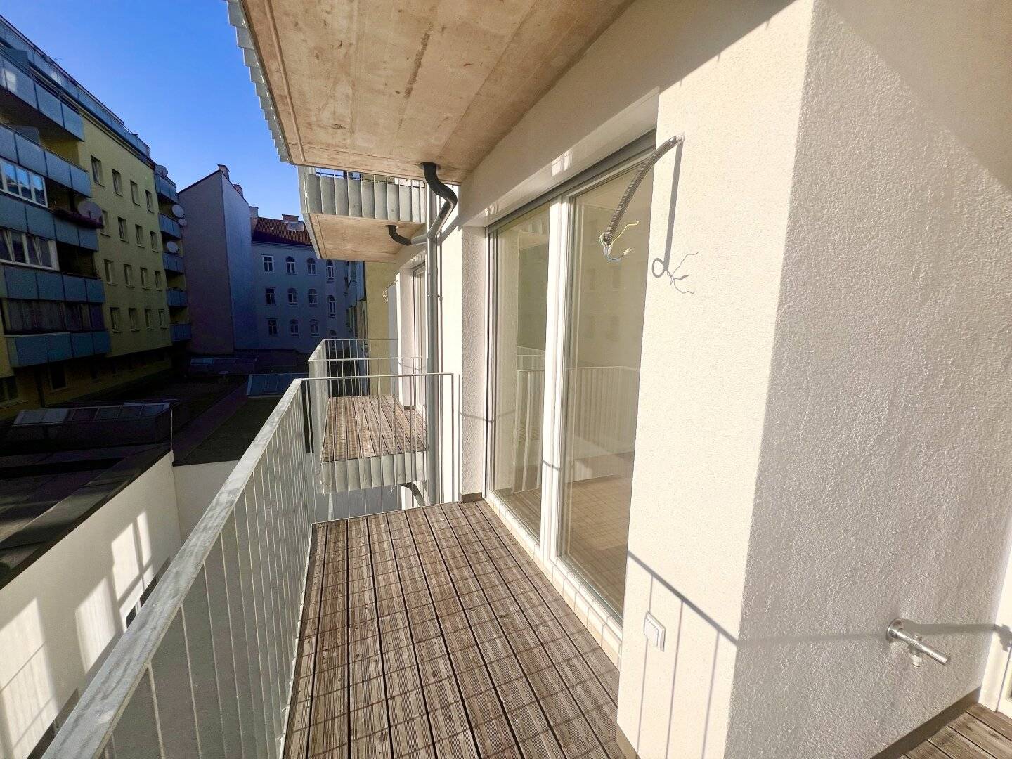 Erstbezug in unmittelbarer Nähe zur U1! Lichtdurchflutete 3 Zimmer Balkonwohnung (2. Liftgeschoss) mit Weitblick und hochwertiger Ausstattung!