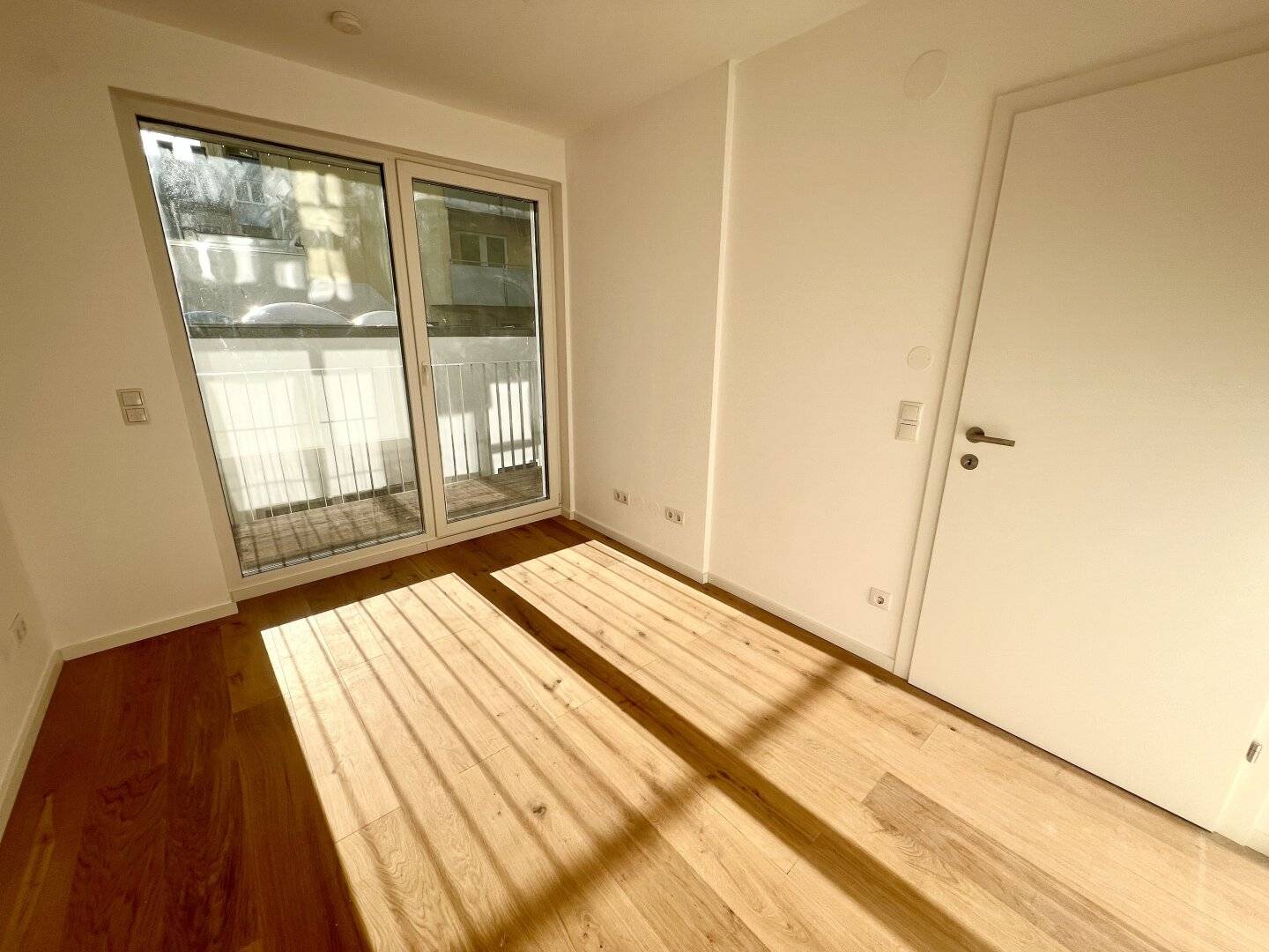 Erstbezug in unmittelbarer Nähe zur U1! Lichtdurchflutete 3 Zimmer Balkonwohnung (2. Liftgeschoss) mit Weitblick und hochwertiger Ausstattung!