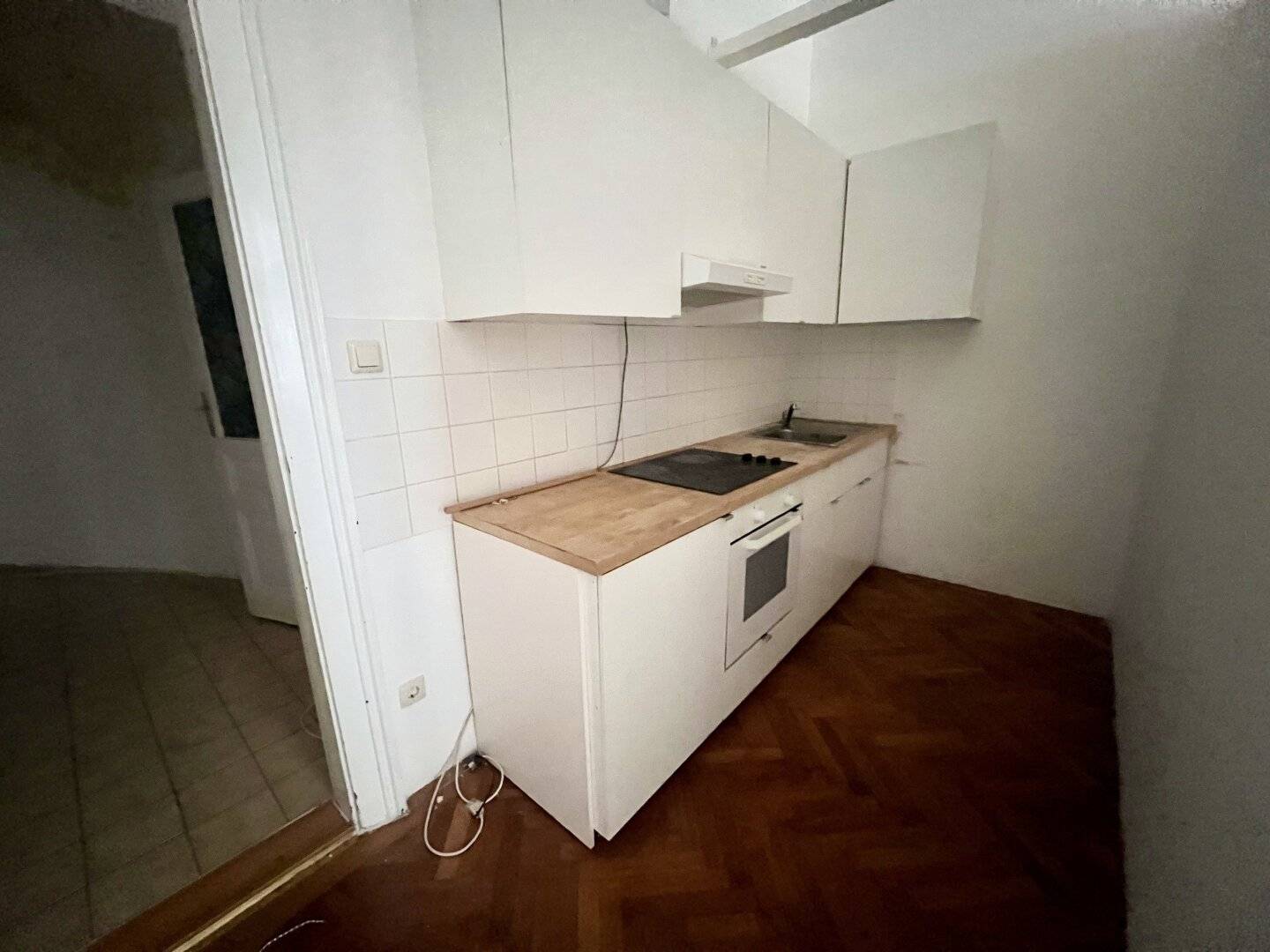 Schöne 3 -Zimmer Stilaltbau-Wohnung mit Echtholzparkett im 2ten. Liftstock