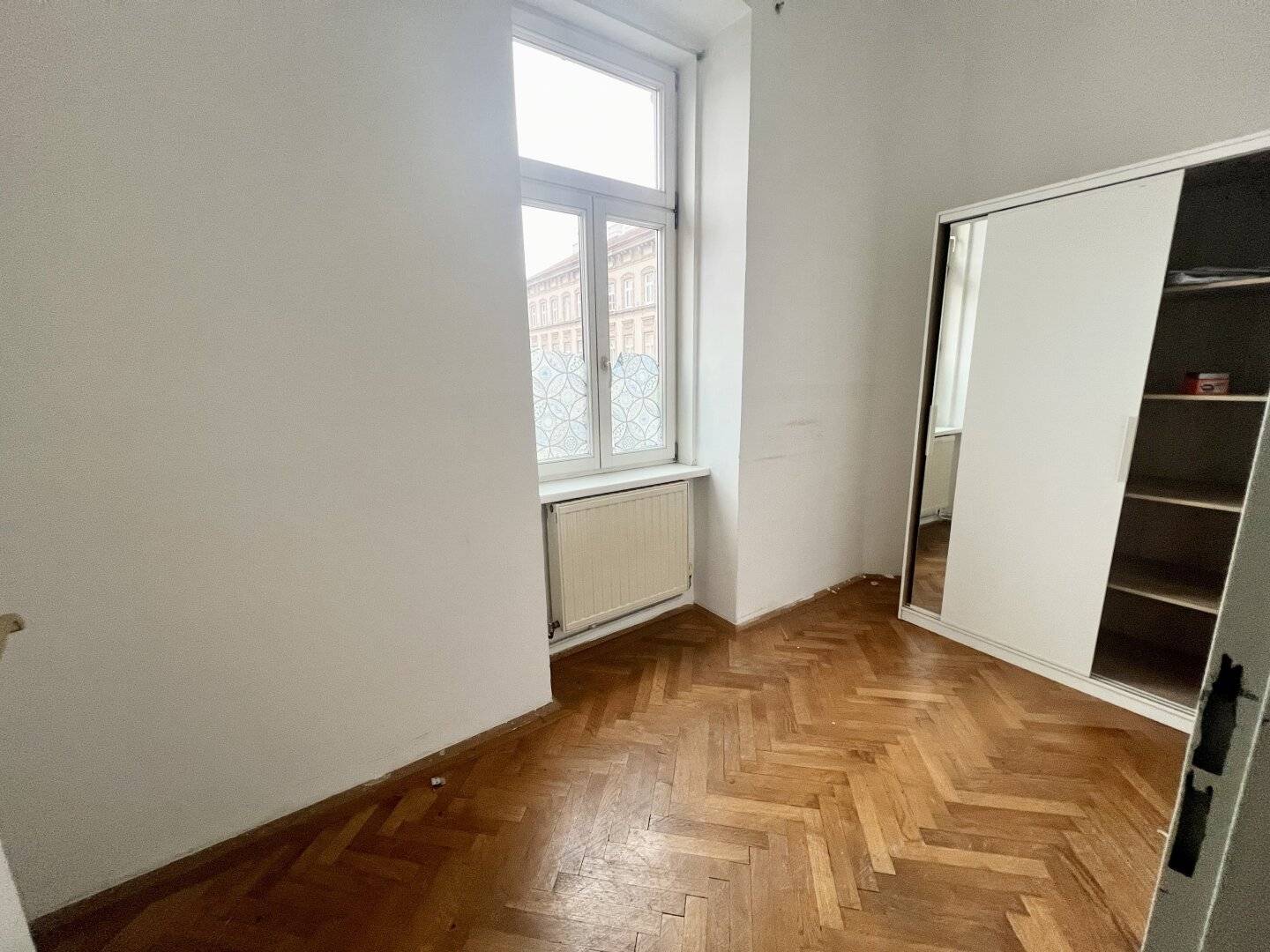 Schöne 3 -Zimmer Stilaltbau-Wohnung mit Echtholzparkett im 2ten. Liftstock