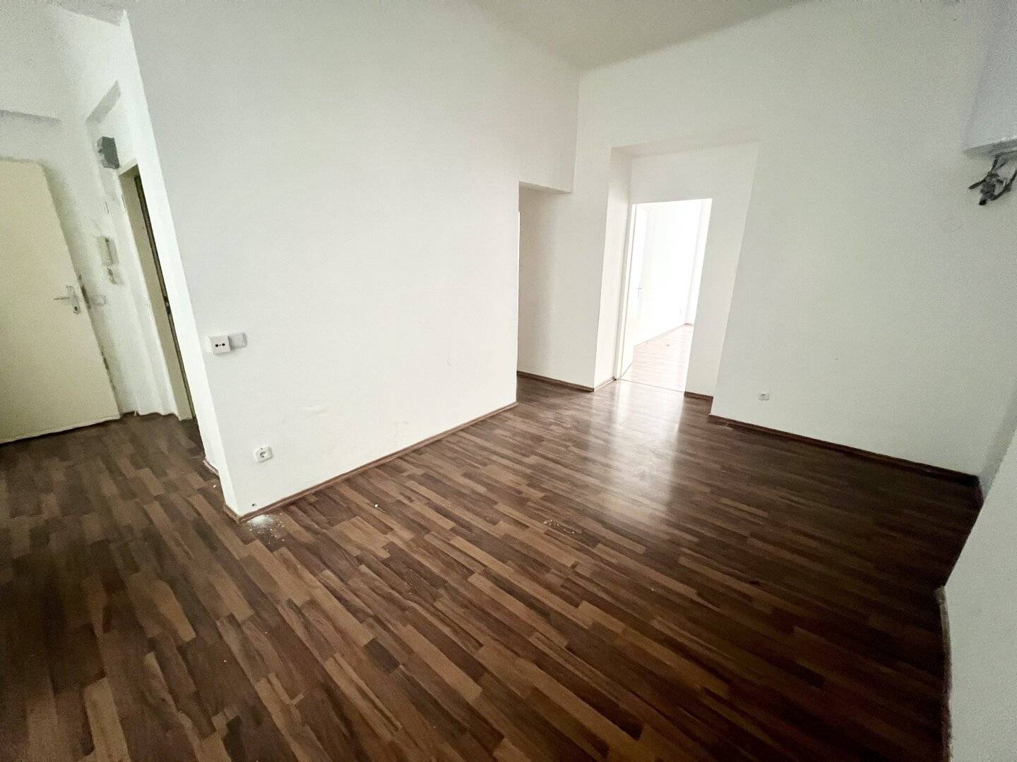 Günstige 3 - Zimmer Wohnung mit Balkon! Im 1.ten Liftstock