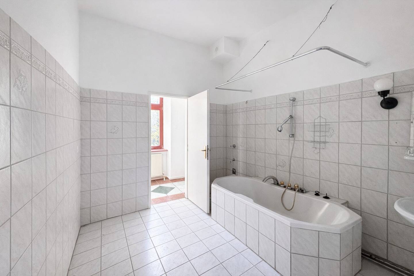 Helle 3-Zimmer-Wohnung in 1170 Wien – teilsaniert, 60m², baubewilligter Balkon!