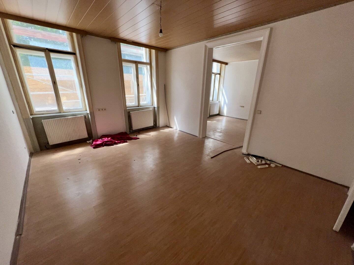 Charmante 2,5 Zimmer-Altbauwohnung im 1ten Liftstock eines generalsanierten Hauses - mit Airbnb-Möglichkeit!