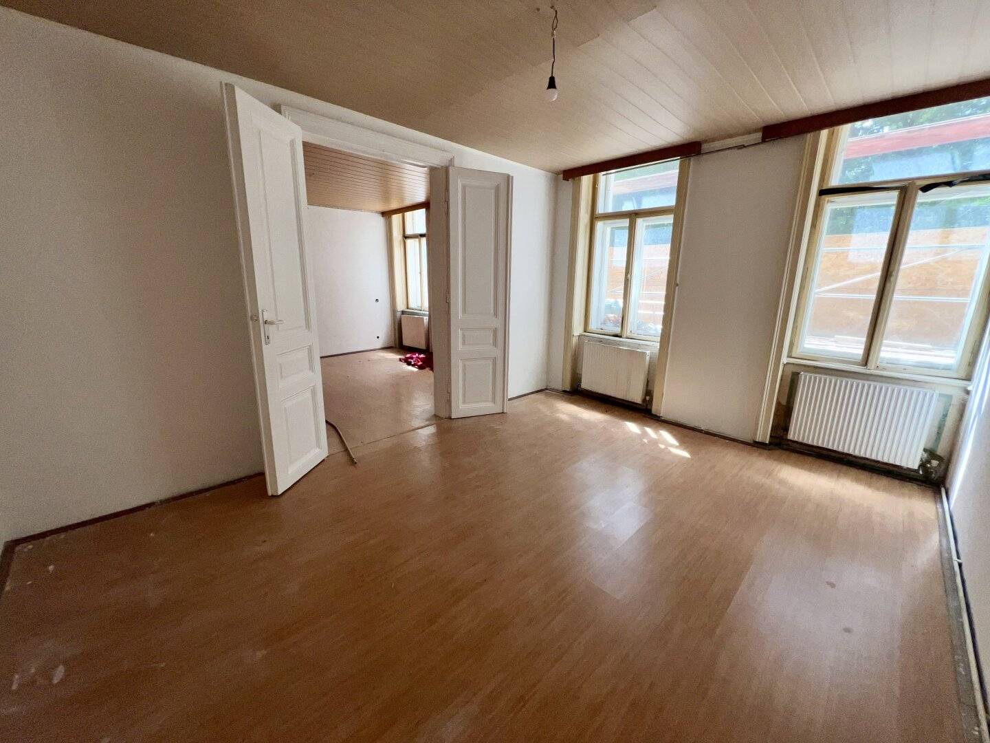 Charmante 2,5 Zimmer-Altbauwohnung im 1ten Liftstock eines generalsanierten Hauses - mit Airbnb-Möglichkeit!