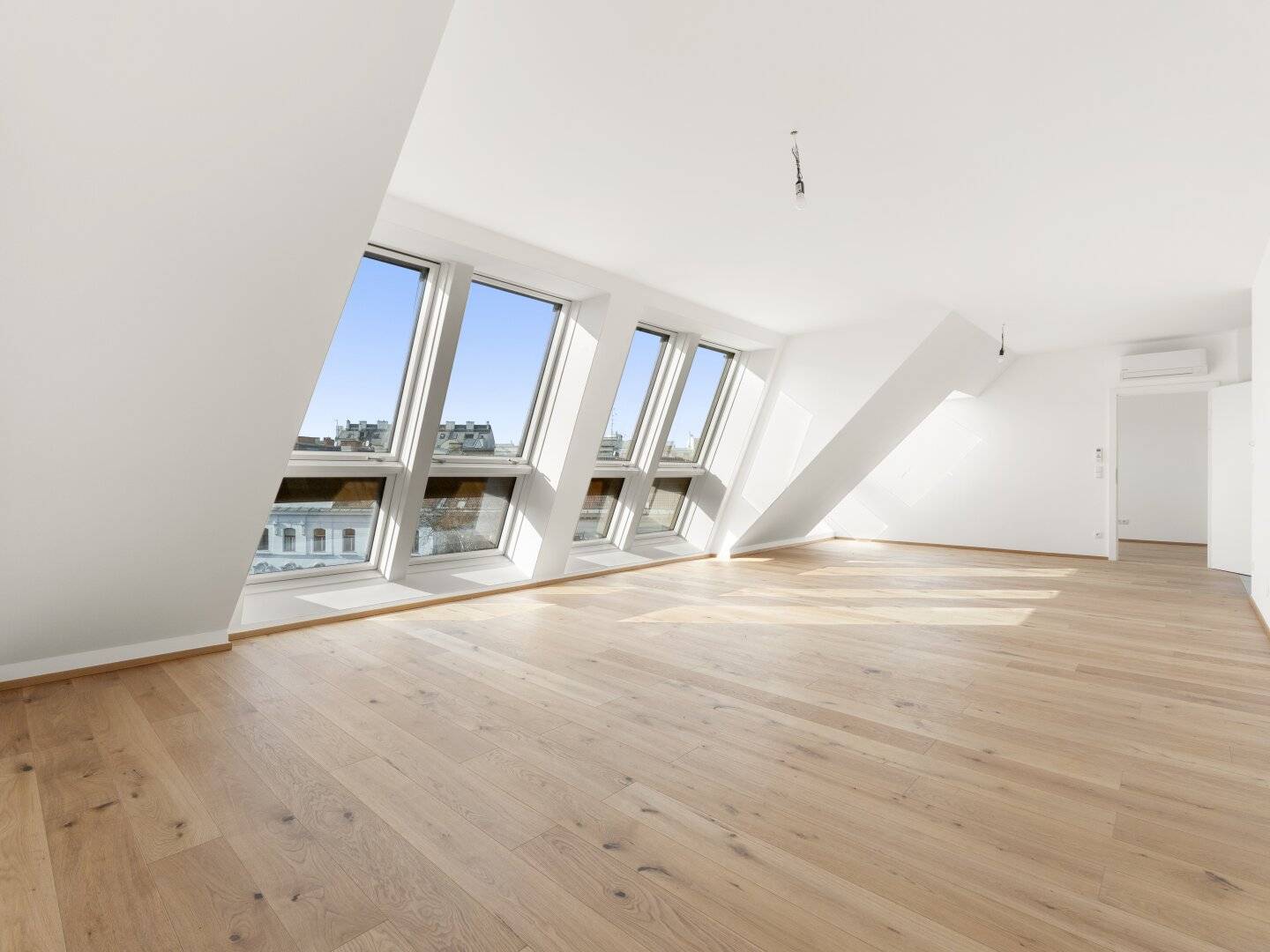 PENTHOUSE AM CZERNINPLATZ | 151 M² WOHNFLÄCHE | 104 M² PRIVATE FREIFLÄCHE