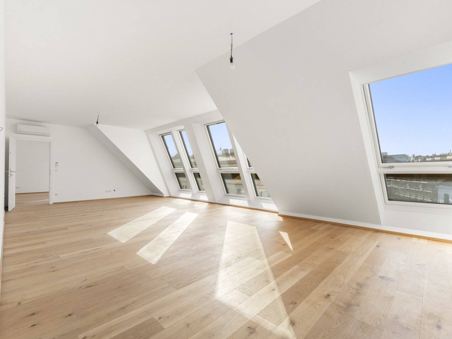 PENTHOUSE AM CZERNINPLATZ | 151 M² WOHNFLÄCHE | 104 M² PRIVATE FREIFLÄCHE