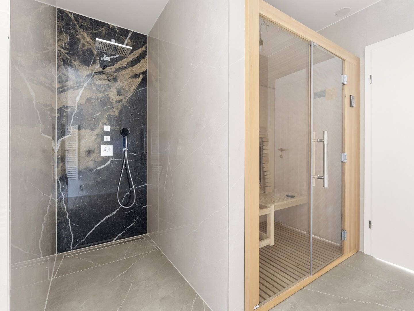 PENTHOUSE AM CZERNINPLATZ | 151 M² WOHNFLÄCHE | 104 M² PRIVATE FREIFLÄCHE