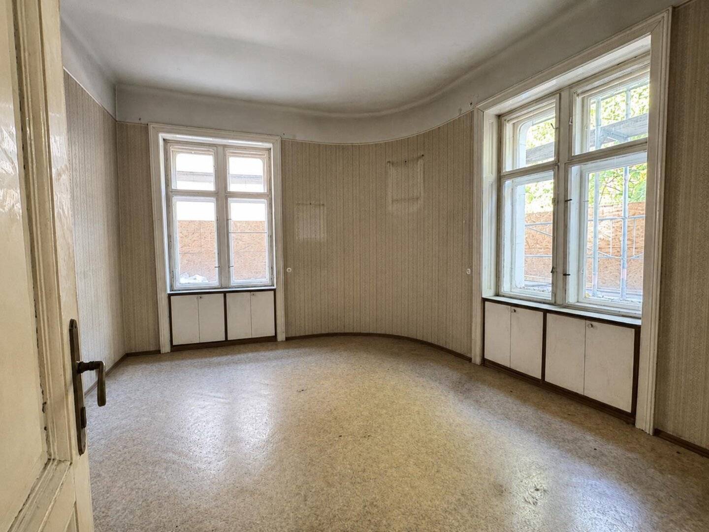 Charmante Altbauwohnung mit Entwicklungspotenzial im Herzen von Meidling (Airbnb- möglich!)