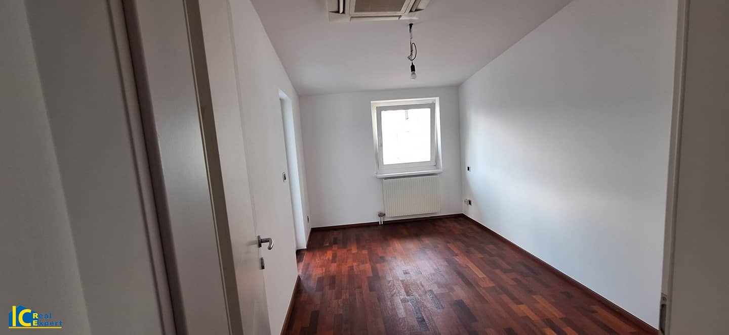 Großzügige 4 Zimmer DG Wohnung mit Balkon