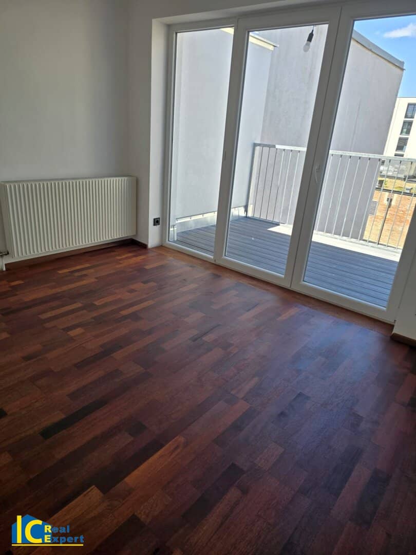 Großzügige 4 Zimmer DG Wohnung mit Balkon