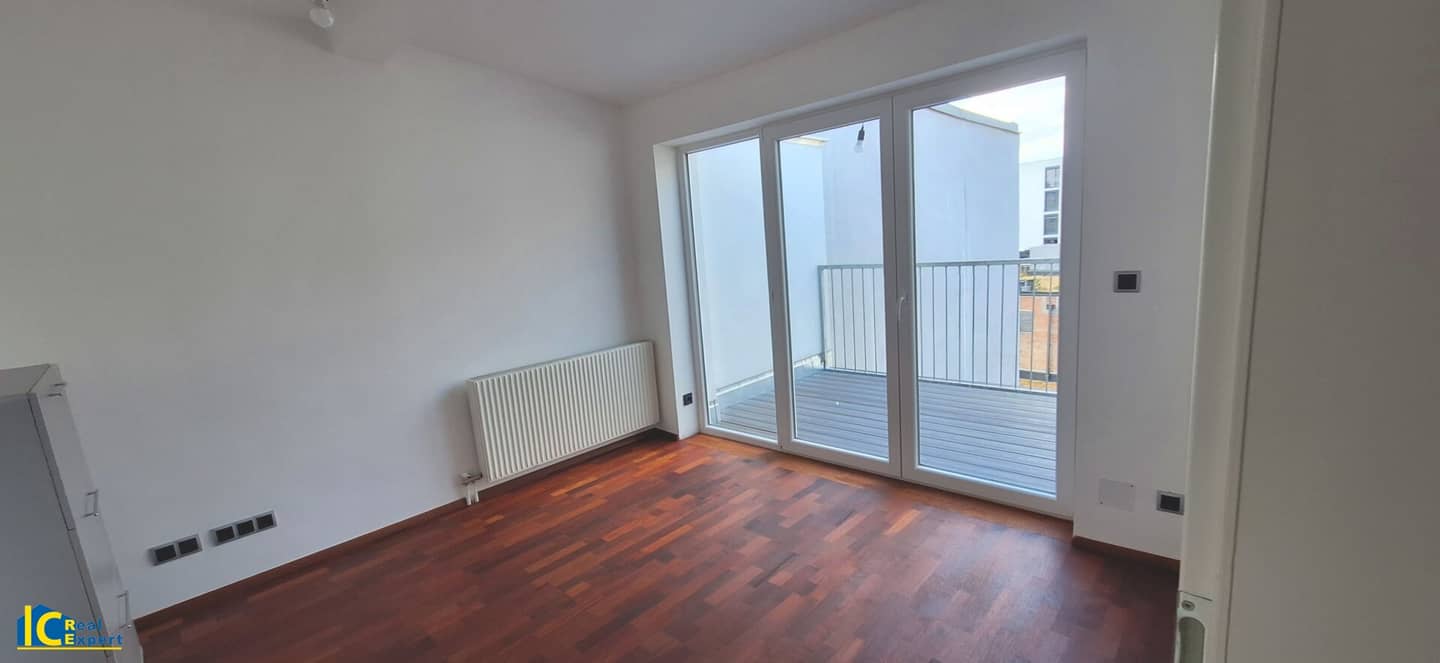 Großzügige 4 Zimmer DG Wohnung mit Balkon
