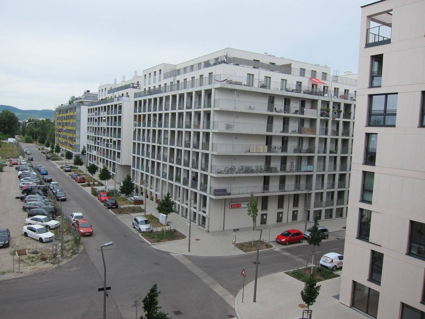 Moderner Garagenplatz - Rudolf-Bednar-Park, Nordbahnviertel