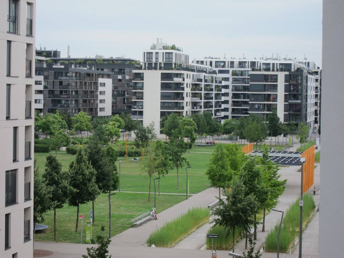 Moderner Garagenplatz - Rudolf-Bednar-Park, Nordbahnviertel
