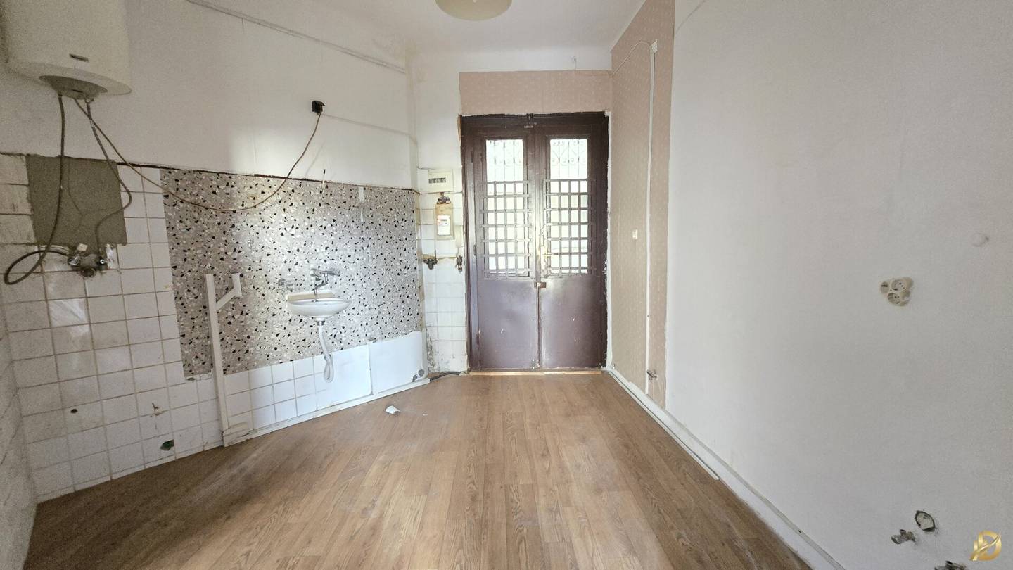 Sanierungsbedürtige Wohnung mit ca. 51,75m² 2 Zimmer.