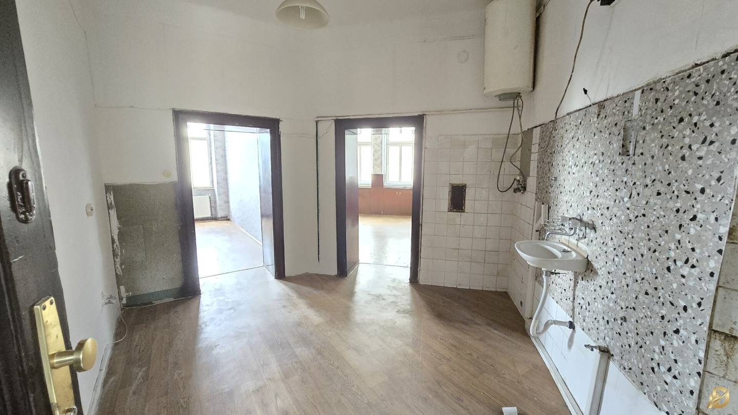Sanierungsbedürtige Wohnung mit ca. 51,75m² 2 Zimmer.