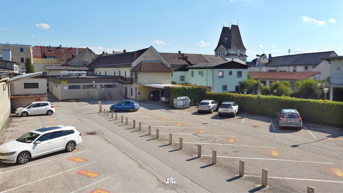 DEIN ZUHAUSE präsentiert: Gewerbeobjekt mit Wohnungen und Parkplätzen in bester Lage am Hauptplatz in Schwanenstadt