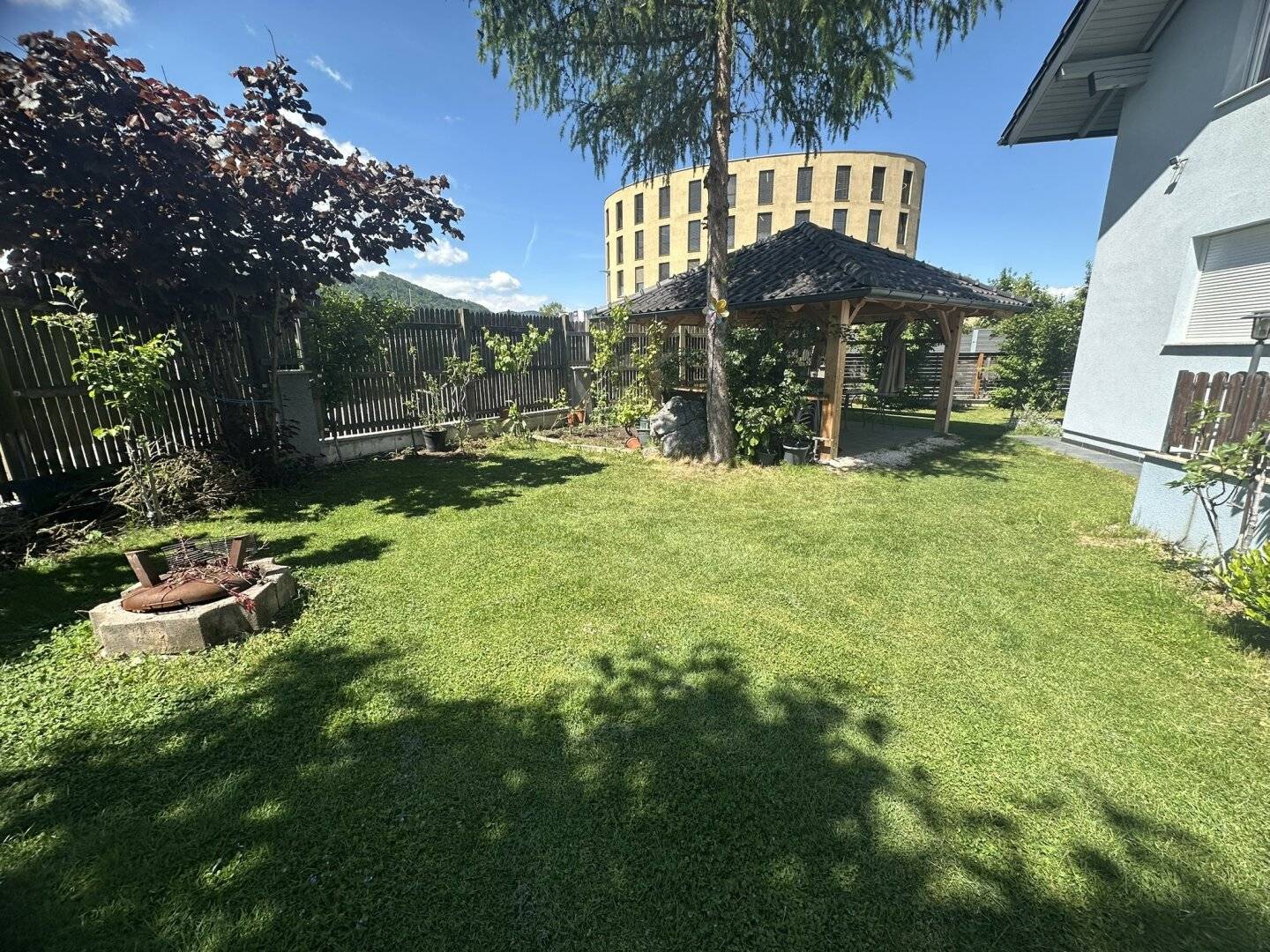 Mehrfamilienhaus in Gmunden mit großem Garten, Balkon, 2 Garagen – ca.180m²,und  ca.9,5 Zimmer!