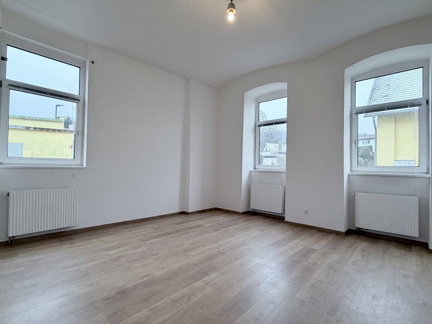 Helles Büro mit flexibler Raumaufteilung, Sanitärbereich & Stellplätzen vor dem Gebäude