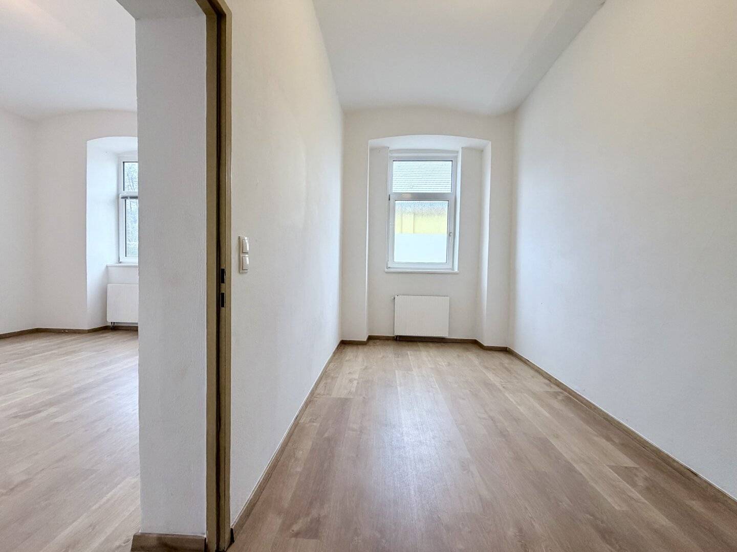 Helles Büro mit flexibler Raumaufteilung, Sanitärbereich & Stellplätzen vor dem Gebäude