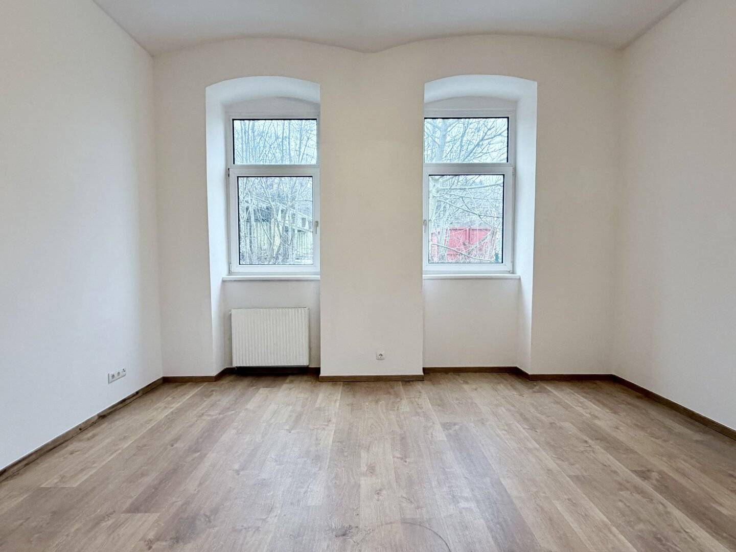 Helles Büro mit flexibler Raumaufteilung, Sanitärbereich & Stellplätzen vor dem Gebäude