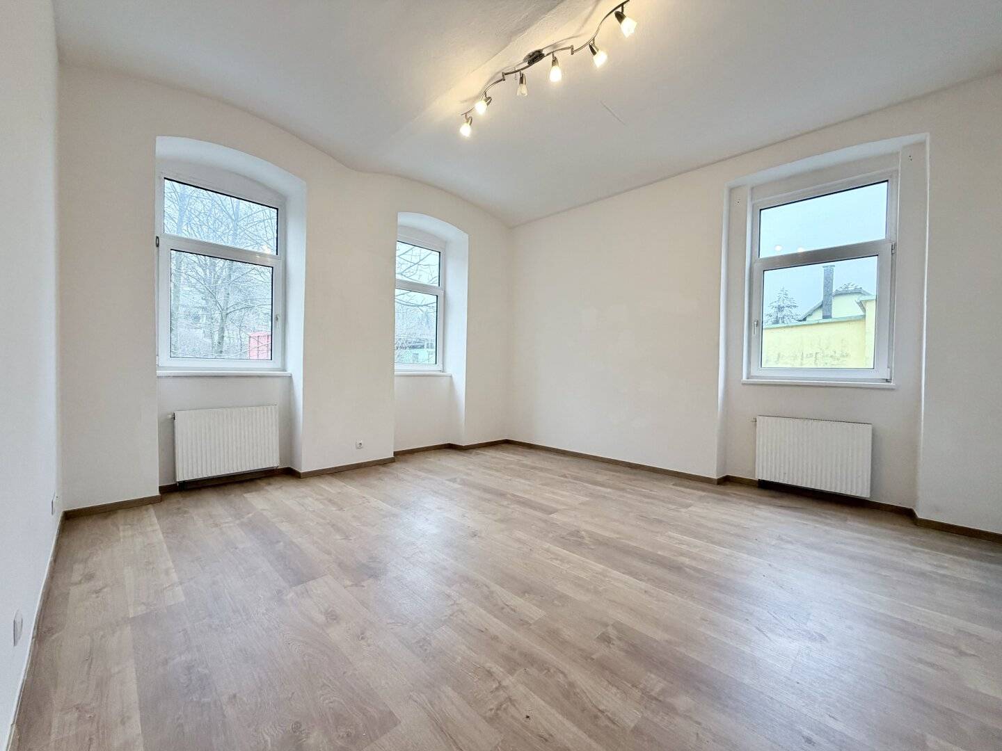 Helles Büro mit flexibler Raumaufteilung, Sanitärbereich & Stellplätzen vor dem Gebäude