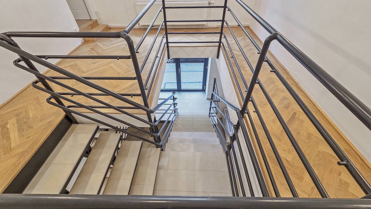 Generalsaniertes Altbaubüro auf 3 Etagen in 1070 Wien mit Terrassenfläche
