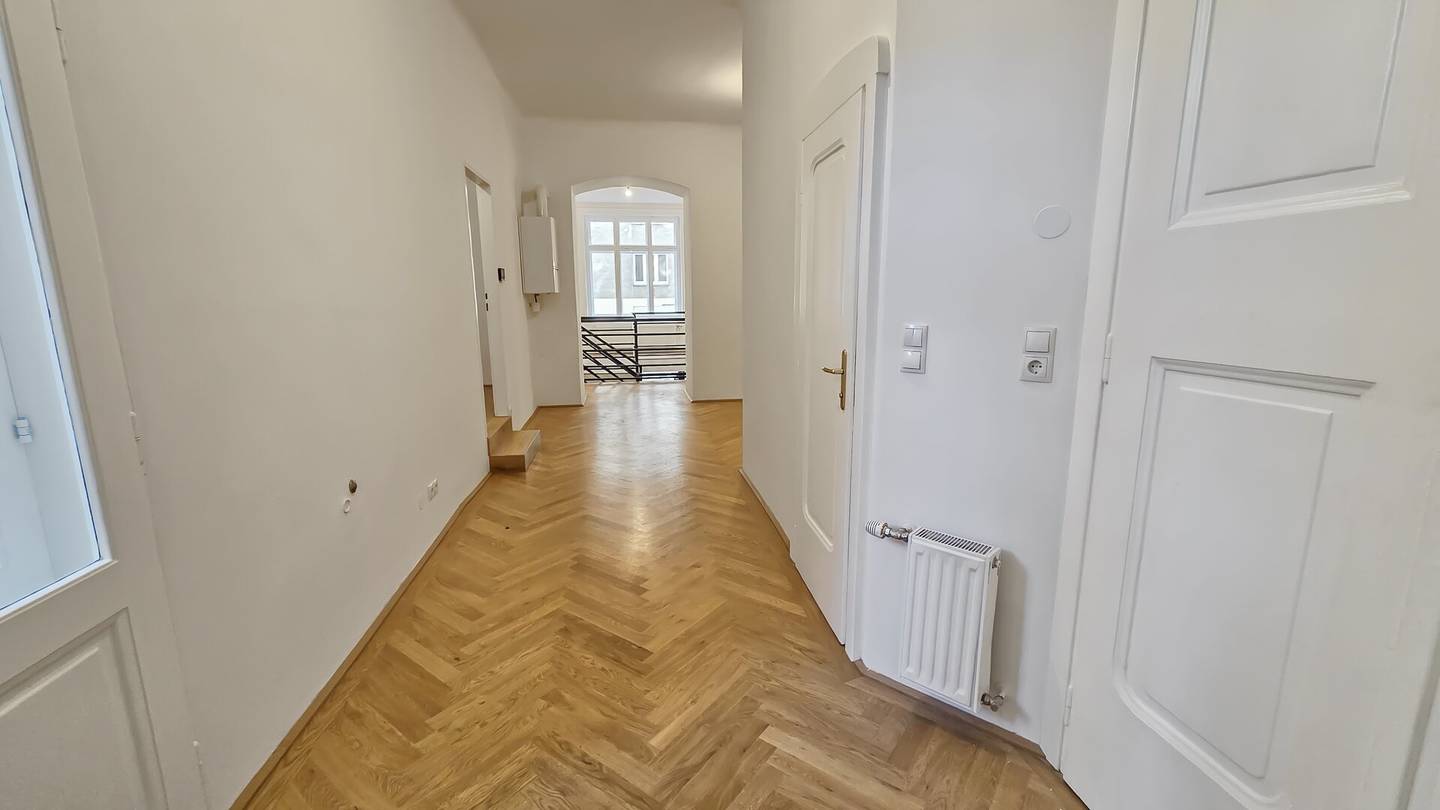 Generalsaniertes Altbaubüro auf 3 Etagen in 1070 Wien mit Terrassenfläche