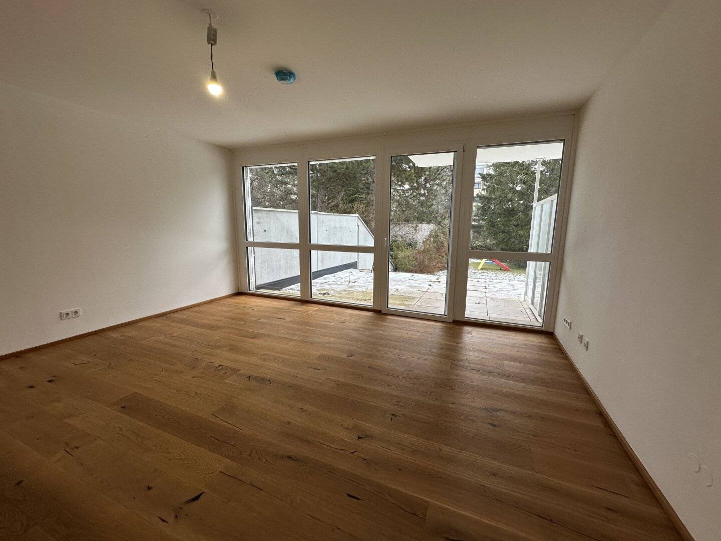 Neuwertige Erdgeschoßwohnung 23. Bezirk: Stilvoll, modern und komfortabel - mit Gemeinschaftsgarten und Tiefgarage