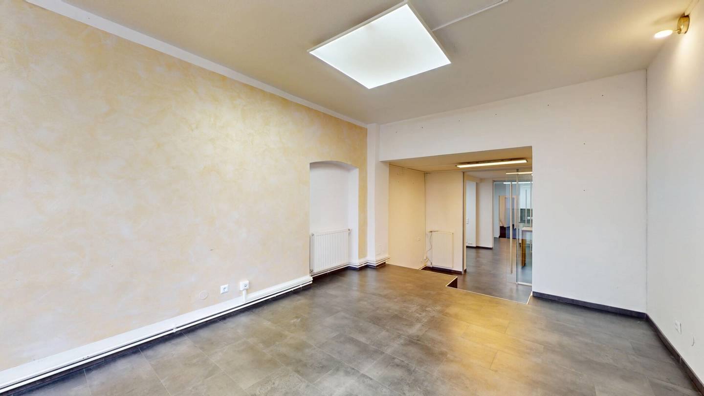 Raum für Ideen: Modern ausgestattetes Büro mit flexibler Nutzung & Parkplätzen
