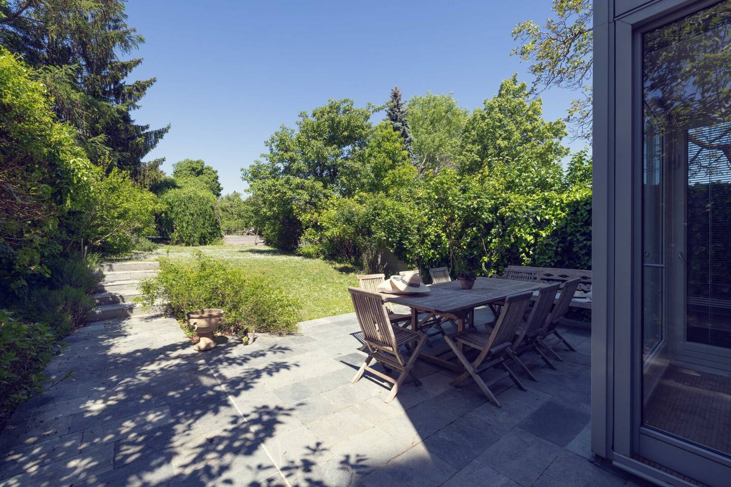 Ästhetisches architektonisch Naturjuwel am Fuße des Wilhelminenbergs – außergewöhnliche Maisonette mit Privatgarten und Schwimmbiotop