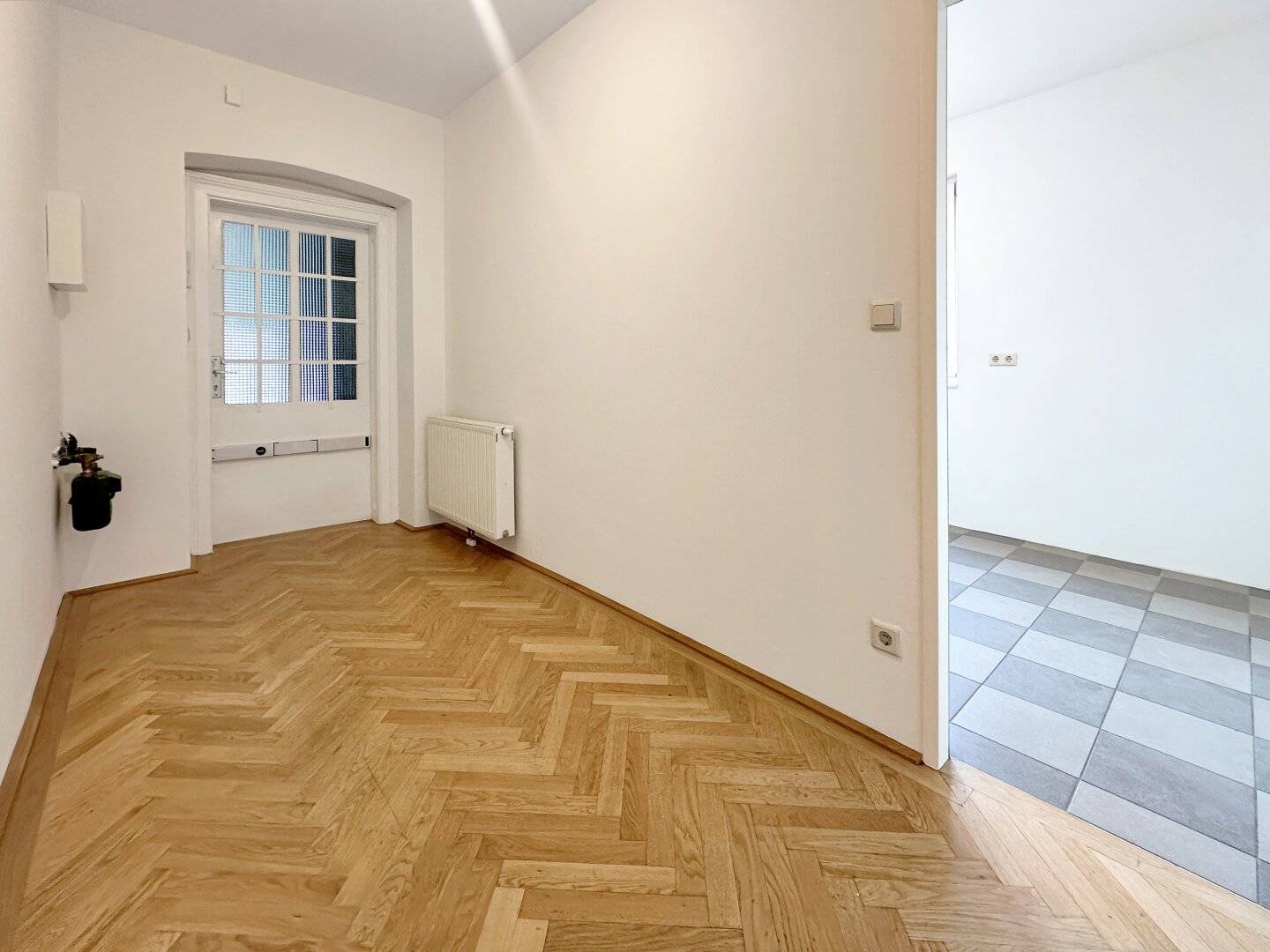 Dachgeschoßwohnung, 2,5 Zimmer mit Terrasse Nähe Augarten