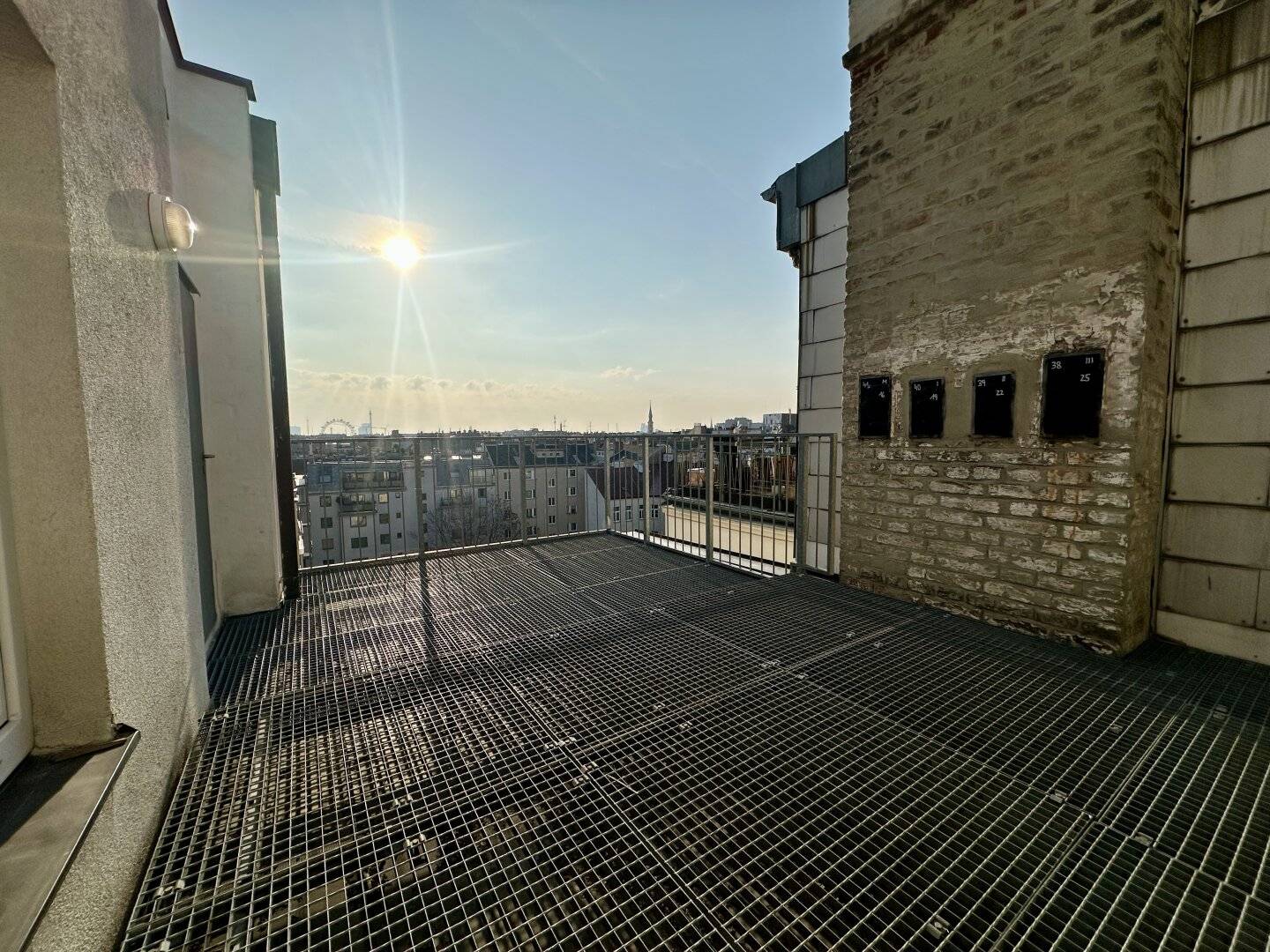 Dachgeschoßwohnung, 2,5 Zimmer mit Terrasse Nähe Augarten