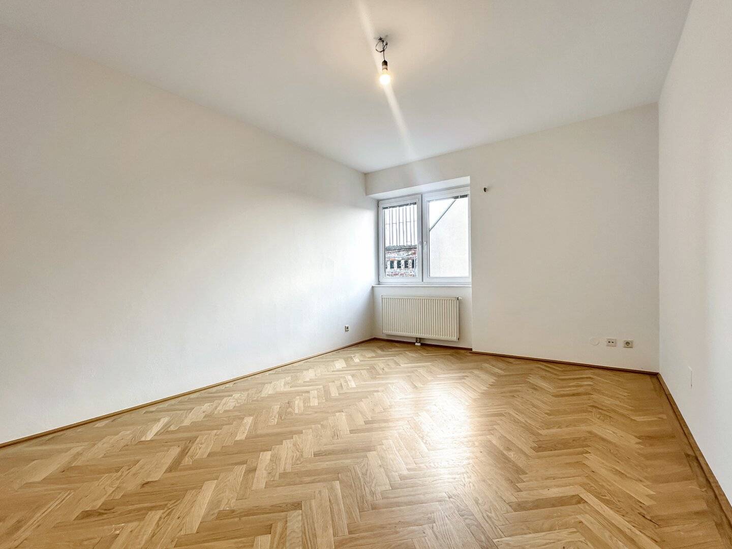 Dachgeschoßwohnung, 2,5 Zimmer mit Terrasse Nähe Augarten