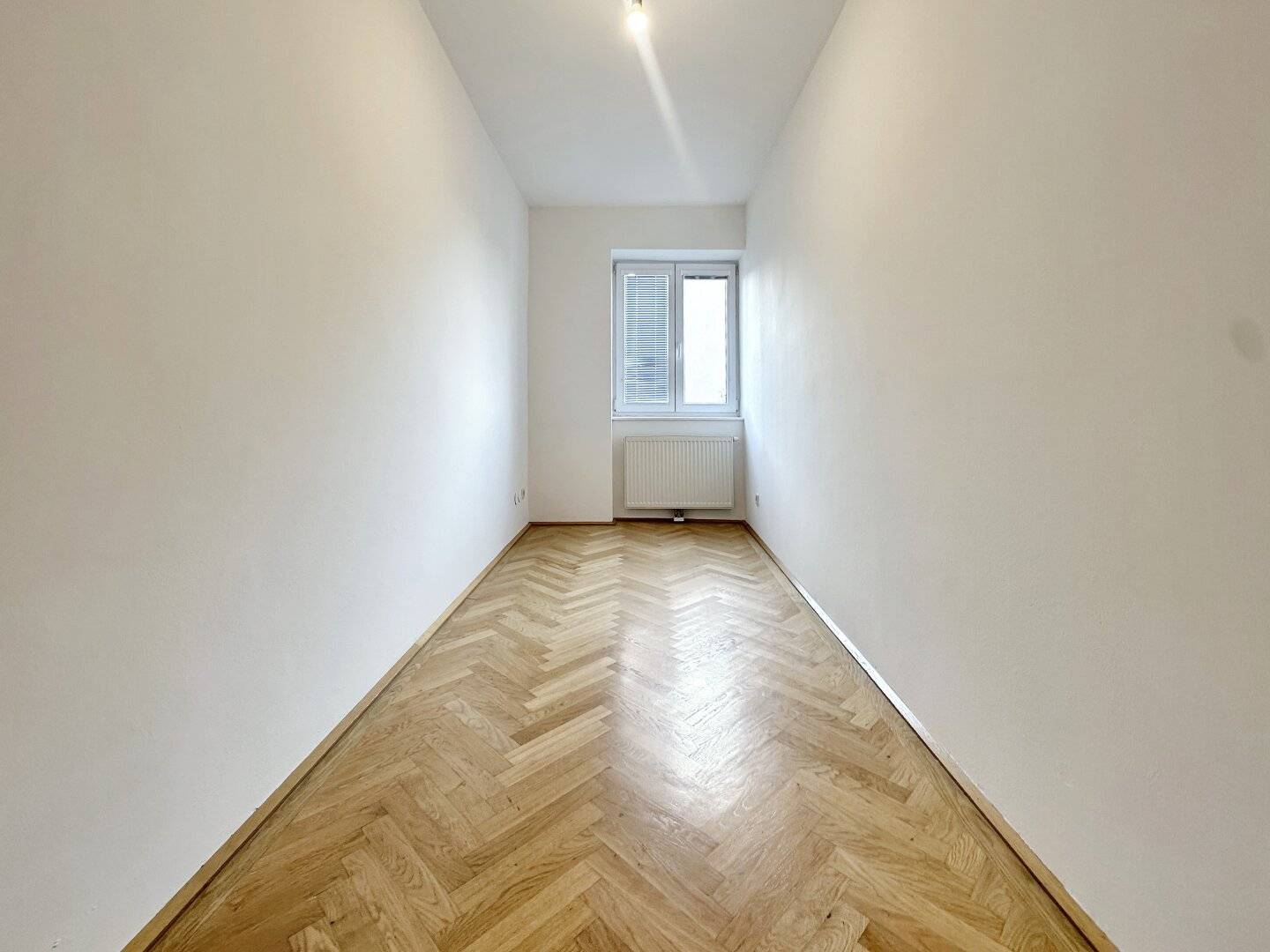 Dachgeschoßwohnung, 2,5 Zimmer mit Terrasse Nähe Augarten