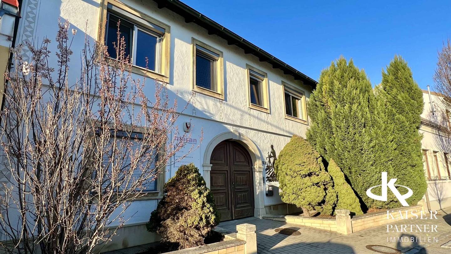 Geräumiges Familienhaus mit 3 Einheiten! Neurenovierte, moderne Wohnung, Büro, Einliegerwohnung, Garagen, Halle!